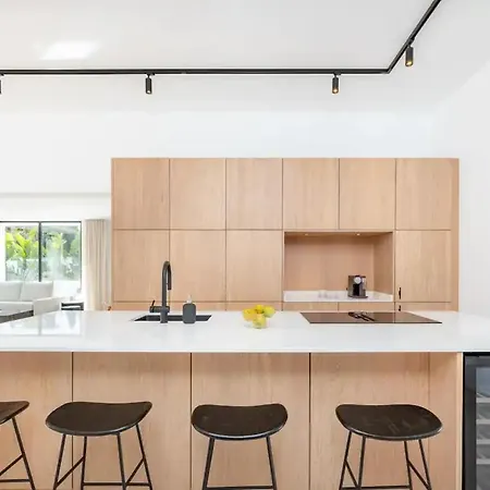 Peman Luxurious Beachside Вилла *