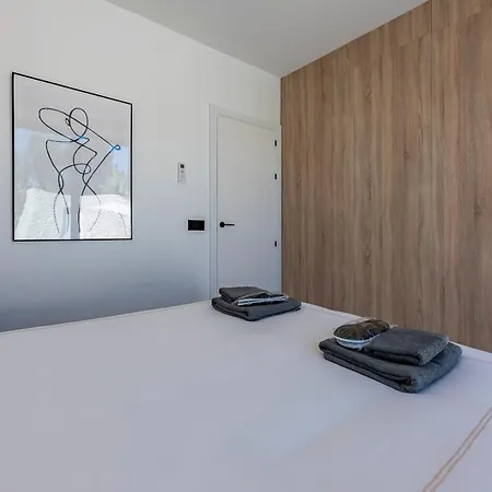 Peman Luxurious Beachside Вилла Марбелья