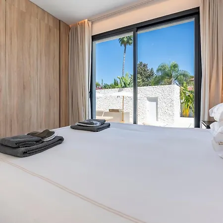 Peman Luxurious Beachside Вилла