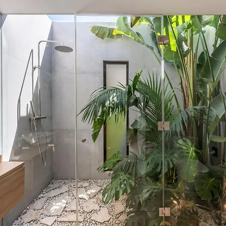 Peman Luxurious Beachside Вилла