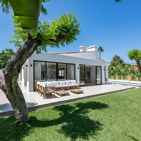 Вилла Peman Luxurious Beachside *