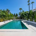 Peman Luxurious Beachside Vila *