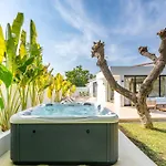 Вилла Peman Luxurious Beachside *