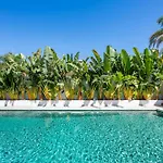 Peman Luxurious Beachside Vila *