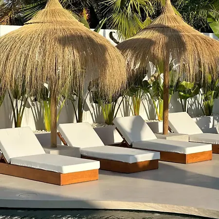 Peman Luxurious Beachside *