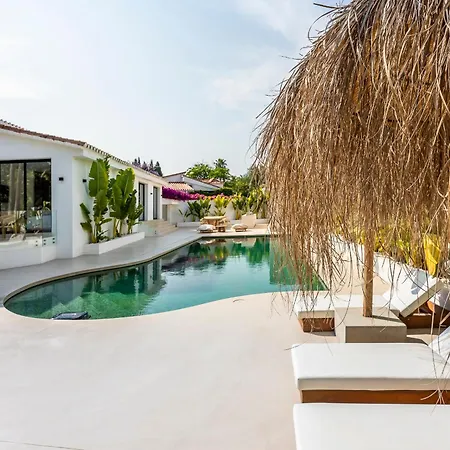 Peman Luxurious Beachside Βίλα