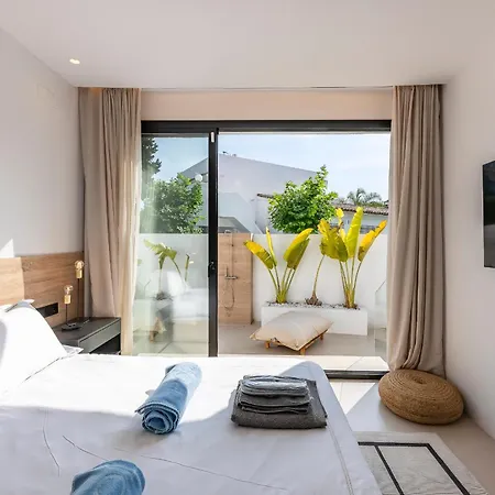 Peman Luxurious Beachside Βίλα