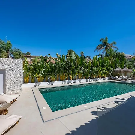 Peman Luxurious Beachside Villa Marbellac