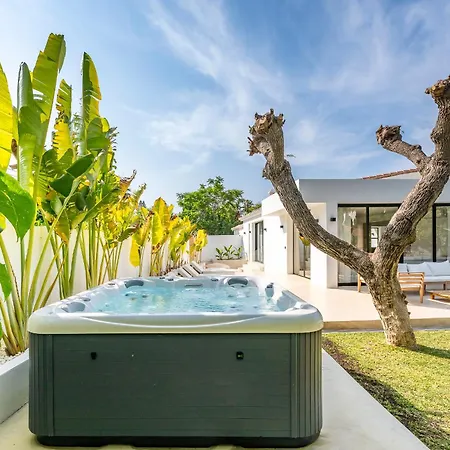 Vila Peman Luxurious Beachside *