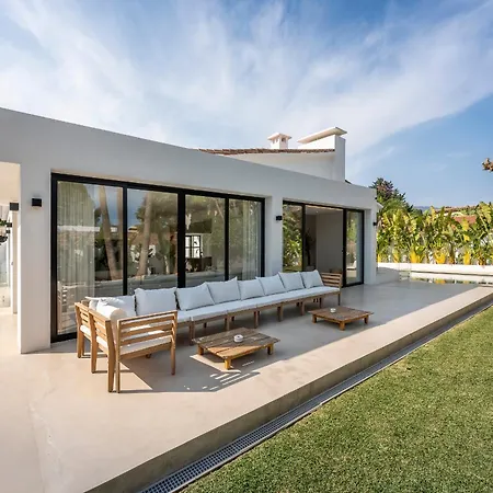 Peman Luxurious Beachside Vila