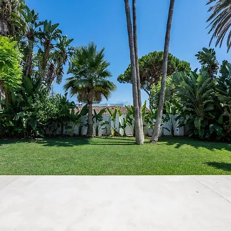Peman Luxurious Beachside Villa Marbella