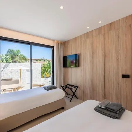 Peman Luxurious Beachside Villa *
