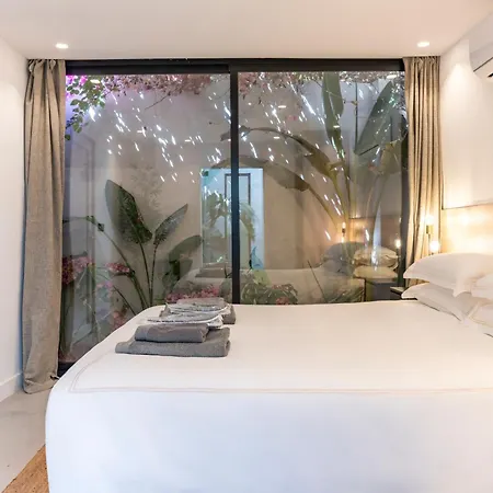 Peman Luxurious Beachside Villa