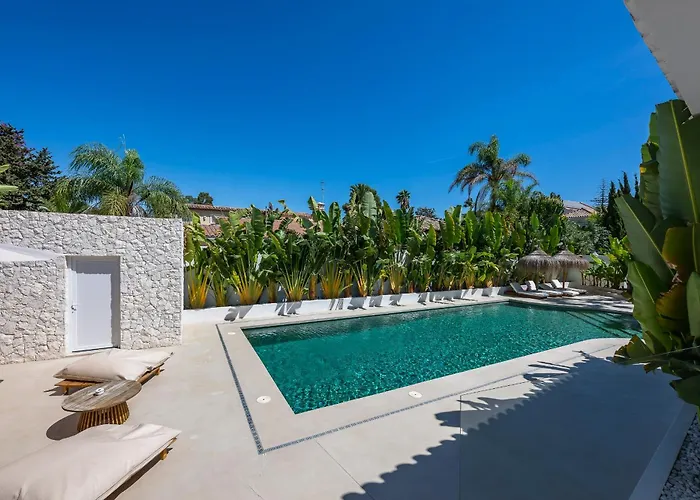 Peman Luxurious Beachside Villa Marbella