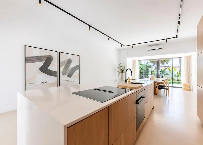 Peman Luxurious Beachside Villa *