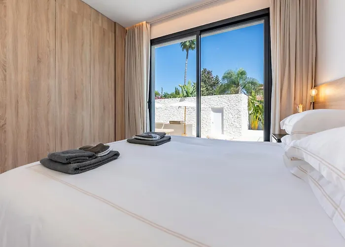 Peman Luxurious Beachside Villa