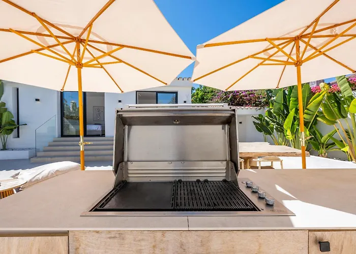 Peman Luxurious Beachside Villa Marbella