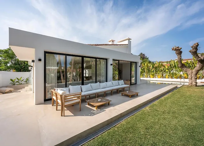 Peman Luxurious Beachside Villa
