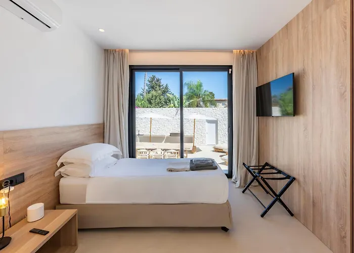 Peman Luxurious Beachside Villa *