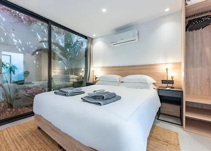 Peman Luxurious Beachside Villa