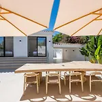 Peman Luxurious Beachside *