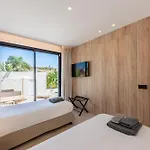 Peman Luxurious Beachside Villa *