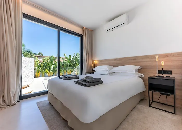 Peman Luxurious Beachside Villa Marbella