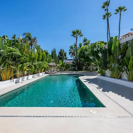 Peman Luxurious Beachside Villa *