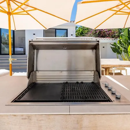 Peman Luxurious Beachside Villa *